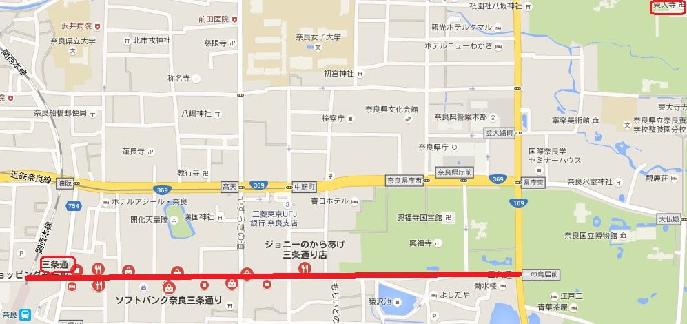 また奈良駅方面への国道369号線と平行して走る「三条通り」は、日祝日の昼間に限って「歩行者天国」になる